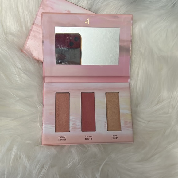 Wander Beauty Wanderess Dusk to Dawn blush palette - Picture 2 of 3